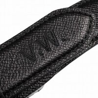 レザーについて質問です。まったく凹凸のないツルツルしたレザーと  