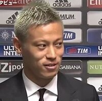 本田圭佑はなんといって前髪をあの様な形にしているのでしょうか 真ん中 Yahoo 知恵袋