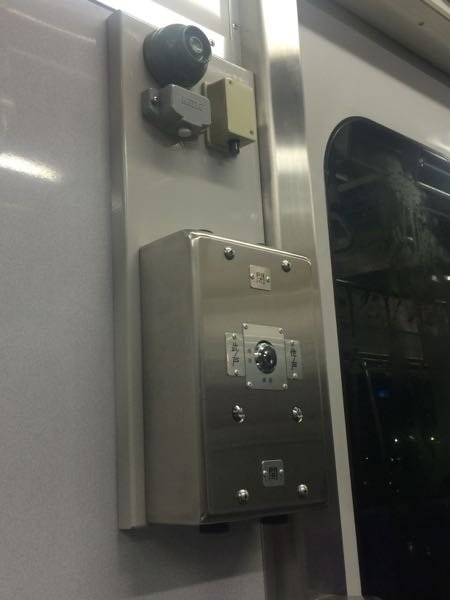 名鉄電車の中間車両にこのような装置がついているのを前から気になっ