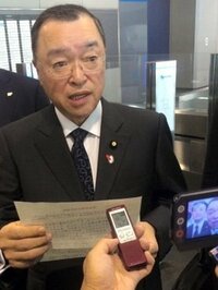 【自民党】宮沢経産相、外国人企業から40万円の献金受け取っていた！← パチ屋ですた (´・ω・｀)

宮沢経産相、外国人企業から４０万円の献金受け取っていた 政治資金規正法に抵触の恐れも 宮沢洋一経済産業相は27日、外国人が株主の過半数を占める広島県の企業から
2007、 08年に計40万円の政治献金を受け取っていたことを明らかにした。 
既に返却を指示したという。政治資金規正法に抵...