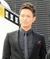 今年成人式があります 紺のスーツに黒シャツ 黒ネクタイでこのような感 Yahoo 知恵袋