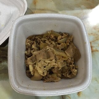 吉野家で初めて牛皿特盛をお持ち帰りで頼みました しかし蓋を開けてみる Yahoo 知恵袋