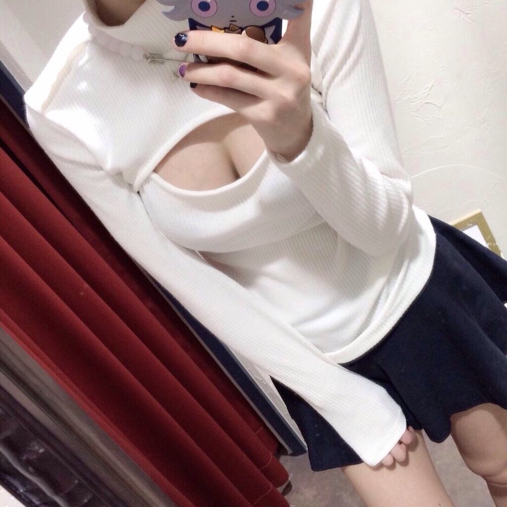 胸元 あいている セール 服