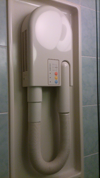 ホテルのユニットバスのとこにあったんですがこれはドライヤーですか？ 