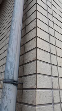 築15年の木造２階建住宅 窯業サイディング外壁の出隅の角が 画像の様に裂けてしま 教えて 住まいの先生 Yahoo 不動産