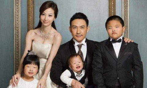 韓国人の家族写真ですけど親と子供が全然似てないのはどうしてですか Yahoo 知恵袋