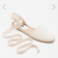 左の靴のようにつま先が丸くなっているデザインは 何か名前があるのでし Yahoo 知恵袋