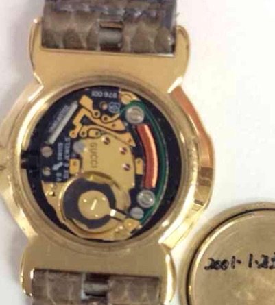GUCCI時計電池を買って交換をしたいのですが中の電池がなく