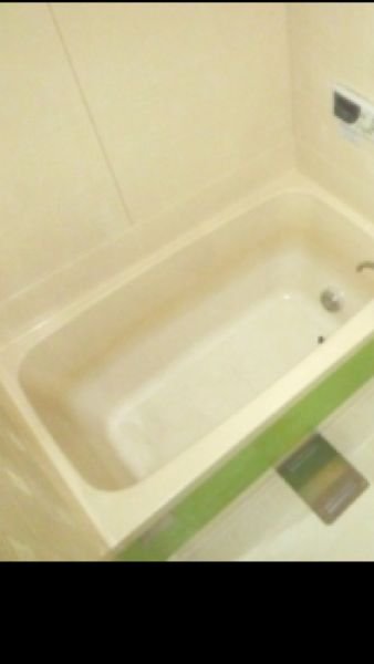 この風呂釜の水位線辺りに全周ついている汚れは何でしょうか？カビ？水 