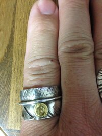 ゴローズイーグル金メタル付きフェザーリングについて質問させてください 右手指用 Yahoo 知恵袋