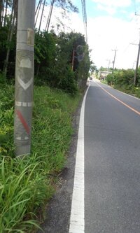 自転車は白線の内側を走るんですよね しかし白線の内側は狭すぎる大型車が来たらア Yahoo 知恵袋