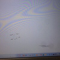 パソコンの液晶が、写真の通り傷が付いています。原因はわからず 