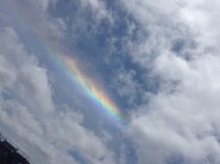 謎の虹
昨日の昼時の頃の話です。
過程はどうか知りませんが真っ直ぐな虹が現れました！昼なので太陽は真上、虹は南の方面にありました。これはどういう現象なのでしょうか？
ちなみに天気は 晴れです。カンカン照りです。