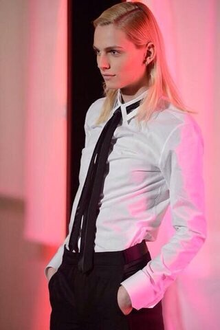 25枚この外国人モデルさんって誰ですか ロングヘアでまるで女性のよう Yahoo 知恵袋