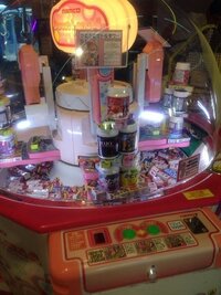 ゲーセンにたまにある 画像のようなお菓子タワーはどうやって落とすんですか Yahoo 知恵袋