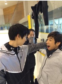 羽生結弦くんが織田信成くんに 壁ドン さあこの場面 羽生 織田 鈴 Yahoo 知恵袋