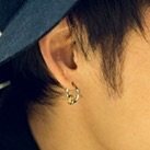 Uverworldのボーカルのtakuya の耳たぶに開いているピアスホールは Yahoo 知恵袋