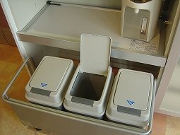 クリナップの食器棚についていた、画像のゴミ箱がひとつこわれたので 