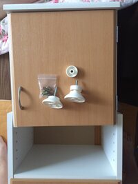 組み立て説明書を紛失してしまい、組み立てられずに困っています。ニッセンで6年位前に購入したサニタリーチェストで突っ張り式のものです。一番上のボックスに突っ張りのネジと板をつけるよう になっているのですがどういう順番でつけるのでしょうか？
