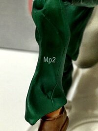 ジョジョの奇妙な冒険 超像可動の空条承太郎サードをヤフオクで落札したのですが、写真にあるように左足にMp2というプリントがされています。これは偽物だったりするんでしょうか？ 