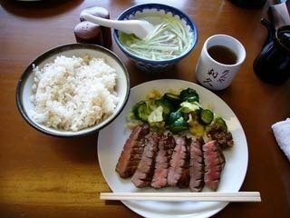 牛タン定食定食ってカロリーどれくらいですか またお肉と麦ごはん Yahoo 知恵袋