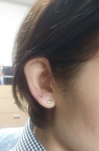 ピアスの位置 本日 二つ目のピアスを開けました 上のがそうです Yahoo 知恵袋