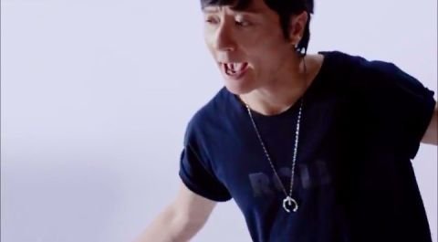 undercover バングル　昭仁さん　着用 この画像でポルノグラフィティの岡野昭仁さんが着用しているネックレス
