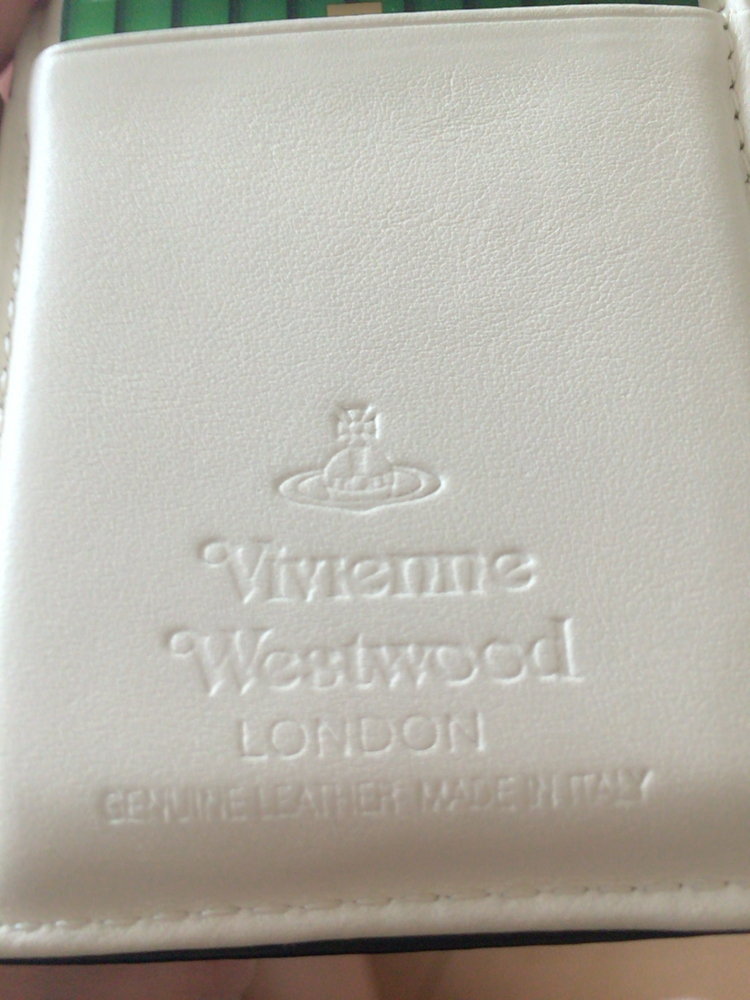 この間ロンドンでVivienneの財布を購入しました。財布にLondonと書い 
