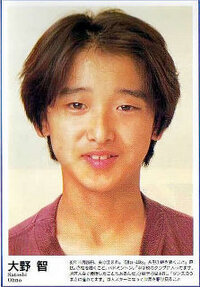 嵐の大野智さんの幼少期の写真について質問です 見えにくいかもしれませんが Yahoo 知恵袋