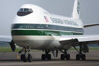 飛行機、特に昔のボーイング747にはコクピット窓の下に黒く塗装がされた機体が多... - Yahoo!知恵袋