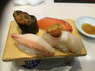 寿司を食べてますが ウニの色が変な感じです これは普通なんでしょうか ウニって Yahoo 知恵袋