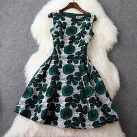 大学の謝恩会の服装についてです 画像のワンピースは謝恩会に不適切でし Yahoo 知恵袋