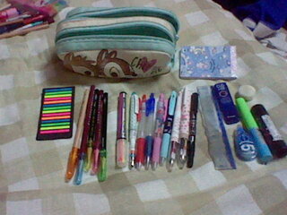 中１女子です 学校で使っているペンケースの中身をもう少し減らして すっきりさせ Yahoo 知恵袋