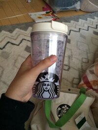 このスタバのタンブラーはショートサイズですかね 実用量は350mlです フラペ Yahoo 知恵袋