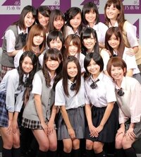 乃木坂46最初期の集合写真 皆制服のスカートの柄が違う様ですが それぞれの Yahoo 知恵袋