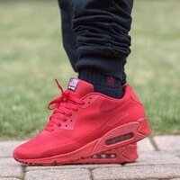 真っ赤なスニーカーを買おうとしています Nikeの靴が好きで今 Yahoo 知恵袋