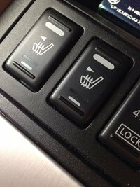 車の中のこのボタンはなんのスイッチですか シートヒーターですね シートのお Yahoo 知恵袋