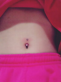 へそピアスを開けて3日目なんですけど、すこし赤くて痛いんですよ、それゎ何日か経... - Yahoo!知恵袋