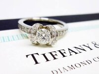 Tiffanyの2つのデザインまで絞りました リボンリングと チャネル Yahoo 知恵袋