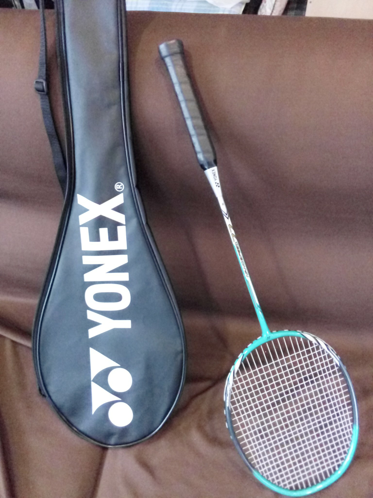 質問です。バドミントンラケットのYONEXナノスピード77は競技用で