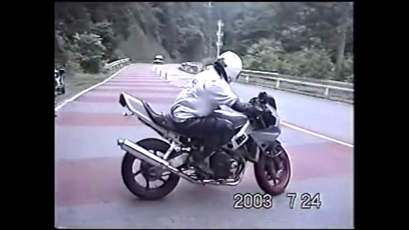CBR250RRについて質問です90年代の動画や画像を、見てるとタッ