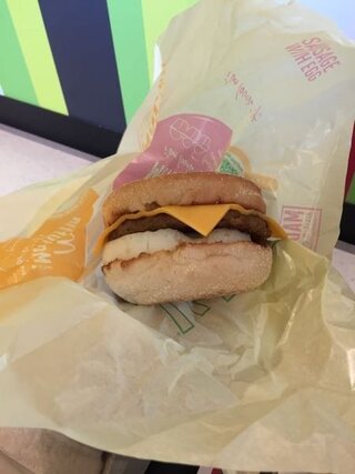 マックは詐欺バーガーなので 嫌いですが 朝マックは写真と同じなので食べます Yahoo 知恵袋