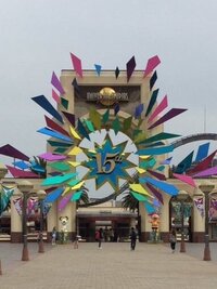 今度の文化祭の出し物でディズニーリゾートやusjのアトラクションの映像を Yahoo 知恵袋