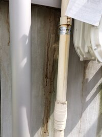 築6年の一戸建てに住んでいます外壁の水切りの下から茶色い水のようなも Yahoo 知恵袋