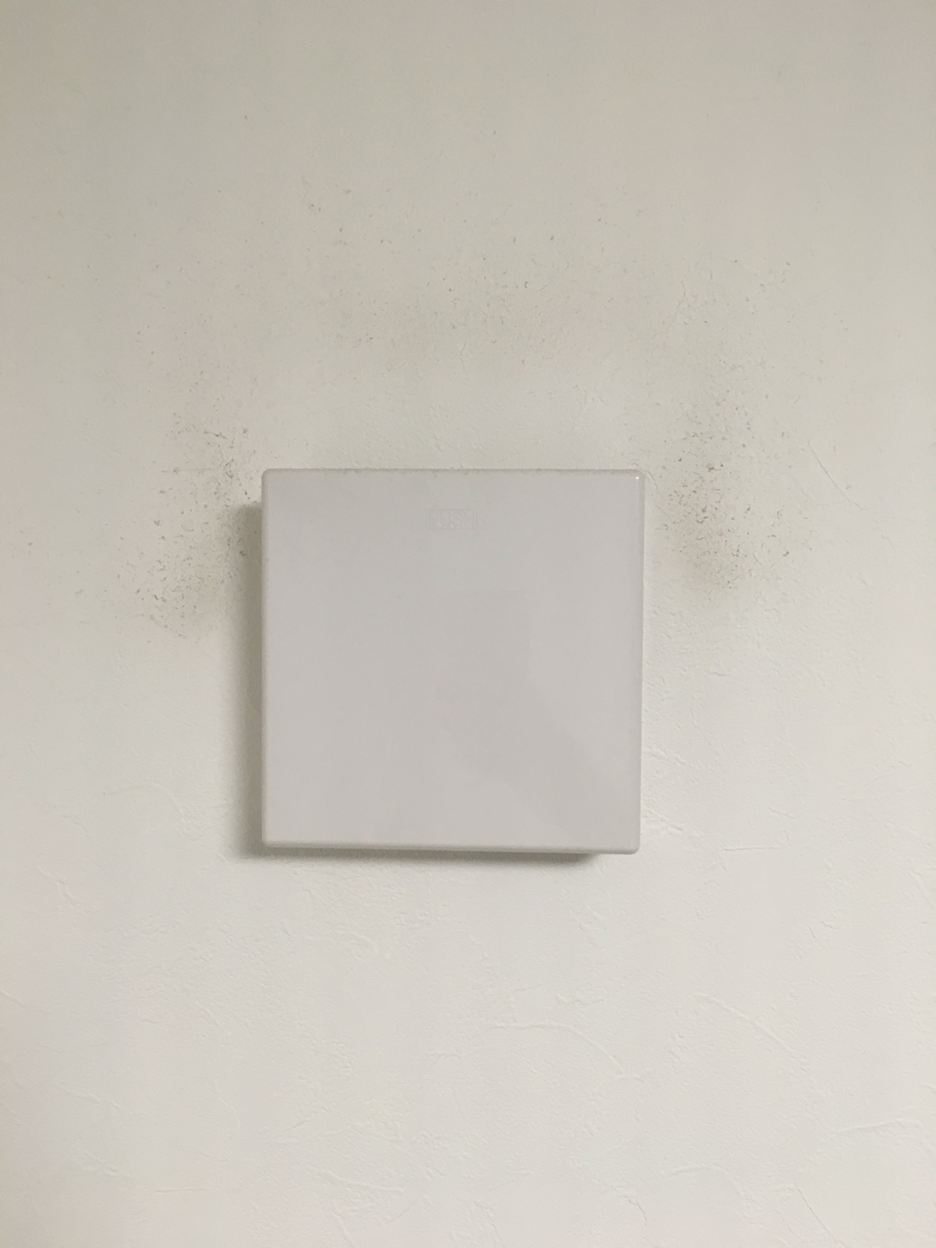 リビングの部屋の通気口の周りの壁の汚れがかなりひどく日に日に黒ずみが広がって... - Yahoo!知恵袋