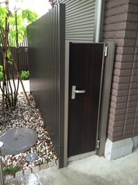 エクステリアの幅の狭い扉を探しているのですが 写真の門扉がどこのメーカーのものか 教えて 住まいの先生 Yahoo 不動産