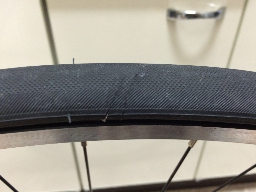 ロードバイクのタイヤで先日石を踏んでしまいパンクしてしまいました 