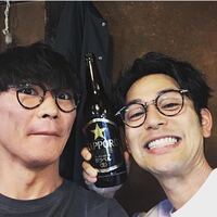 サカナクション山口一郎さんと 俳優の妻夫木聡さんですこのお二方のかけている Yahoo 知恵袋