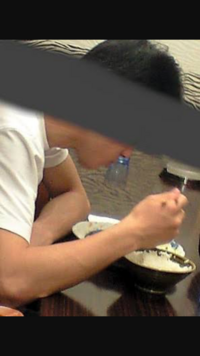 男性のほとんどですが画像みたいに肘をついてラーメン食べたり食事する人 Yahoo 知恵袋
