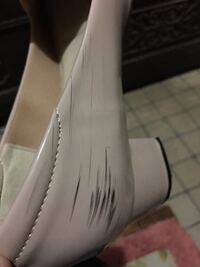 白いエナメル素材の靴についた黒いキズのような汚れを落とす製品はありますか Yahoo 知恵袋